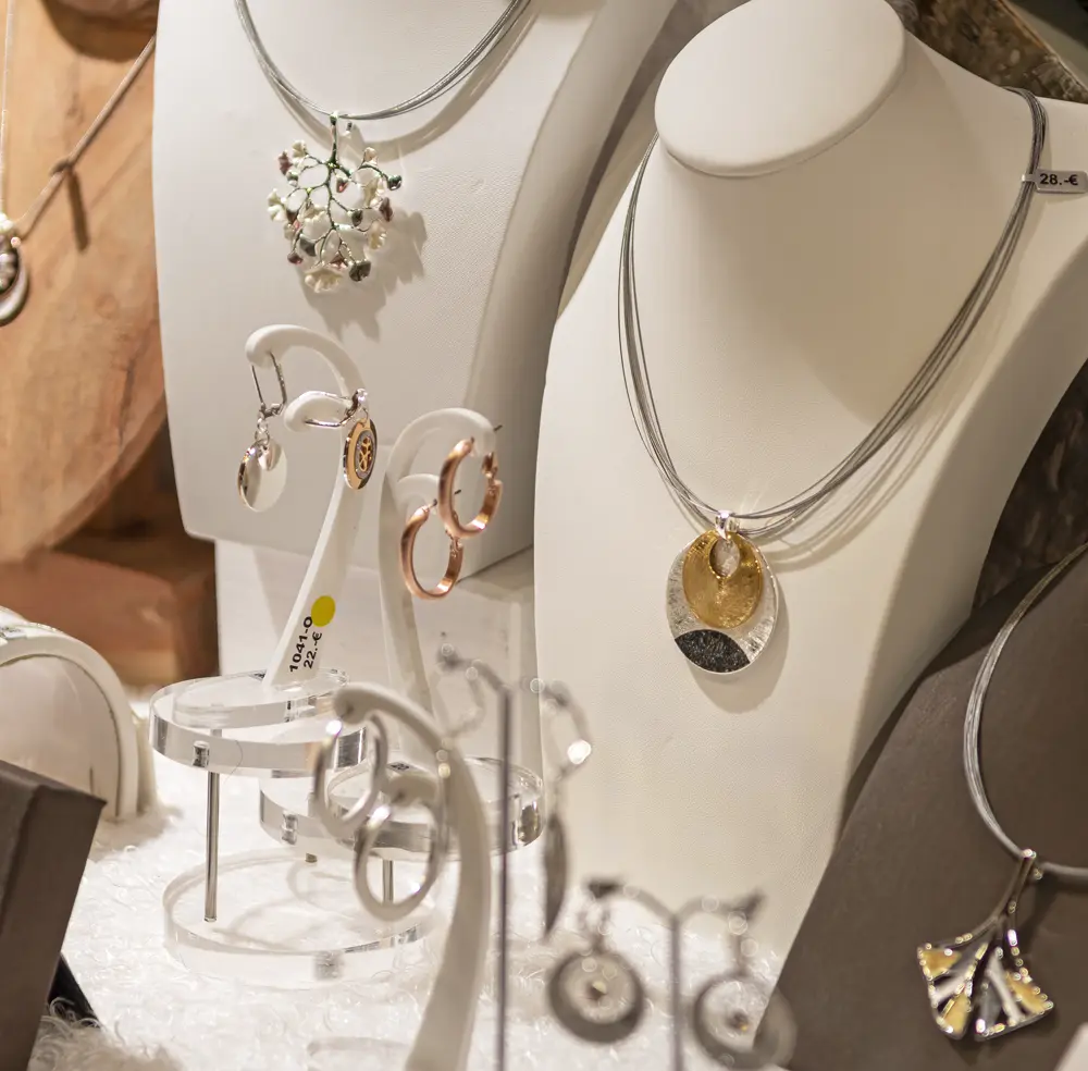 individuelle Halsketten, Ringe und Ohrringe